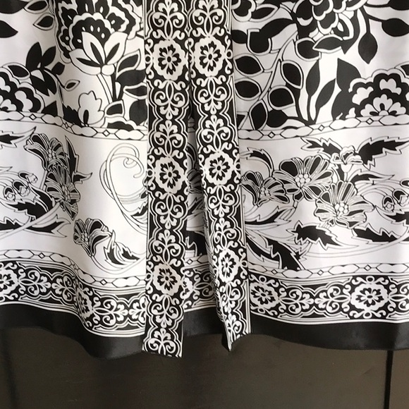 Gorgeous is all I can say about this beautiful black and white top. NWOT - Picture 5 of 10